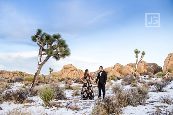 Read more about the article Snow in Joshua Tree! Astrophotography Engagement Photos