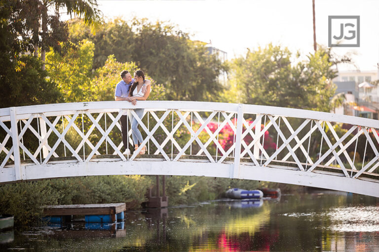 Read more about the article Venice Canals Engagement Photos | Venice Beach Pier