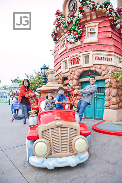 Read more about the article Disneyland Family Portrait Photography | The Cheng Family